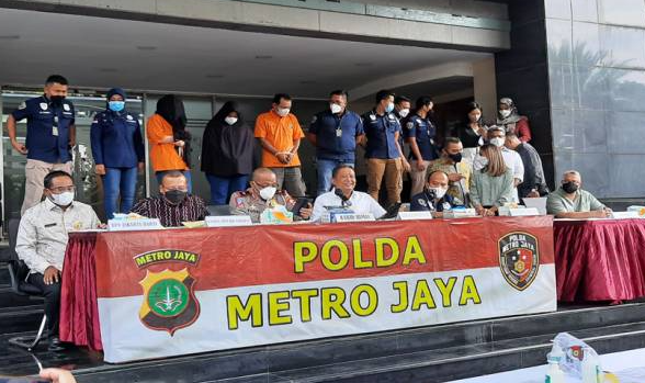 Nirina Zubir saat menghadiri jumpa pers kasus mafia tanah yang dilakukan mantan ART ibunya di Polda Metro Jaya, Kamis 18 November 2021. (Foto: Istimewa)