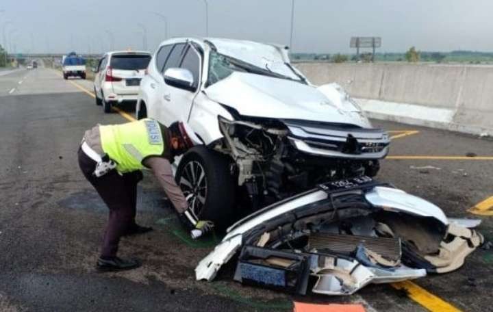 Kondisi mobil Pajero Vanessa rusak berat setelah menabrak  tembok pembatas jalan tol di Jombang. (Foto: Istimewa)