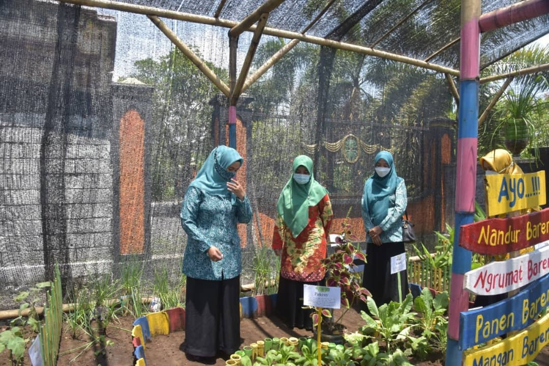 Ketua Tim Penggerak PKK Lumajang, Musfarina Thoriq bersama tim juri dari Kabupaten melaksanakan penilaian Lomba Pawon Urip tahun 2021 di wilayah Kecamatan Kunir, Kab. Lumajang. (Foto: Humas Lumajang)