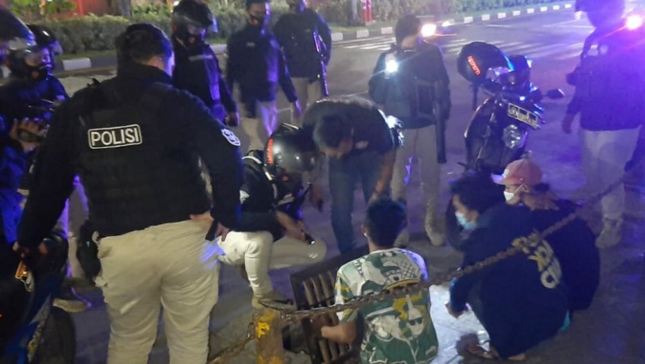 Petugas polisi saat mengecek penutup got di Jalan Darmo Surabaya yang dicuri. (Foto: Istimewa)