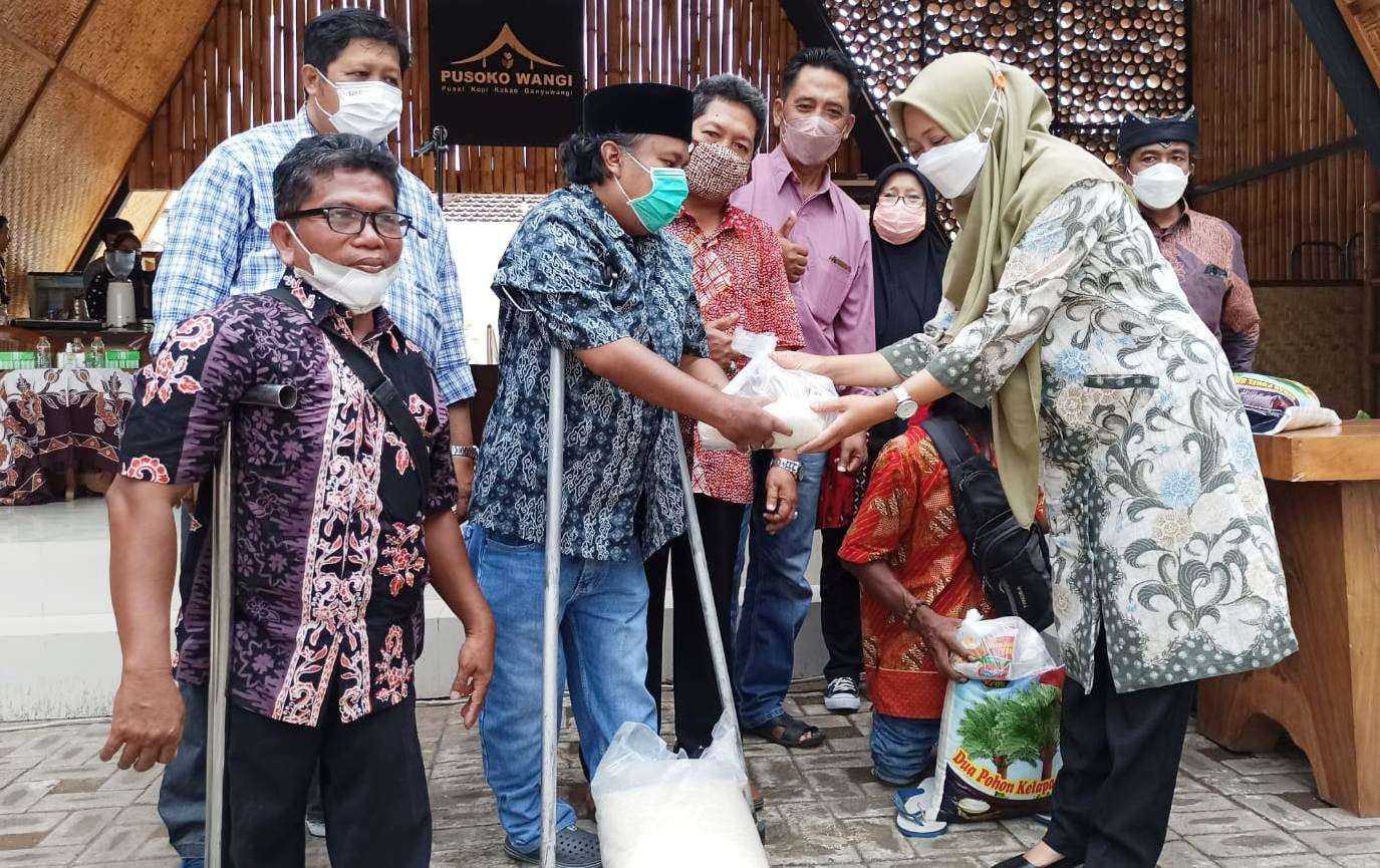 Pelaksana Tugas Kepala Dinas Koperasi Usaha Mikro dan Perdagangan Banyuwangi Nanin Oktaviantie menyerahkan bantuan kepada pelaku usaha yang terdampak Pandemi (foto:Muh Hujaini/Ngopibareng.id)