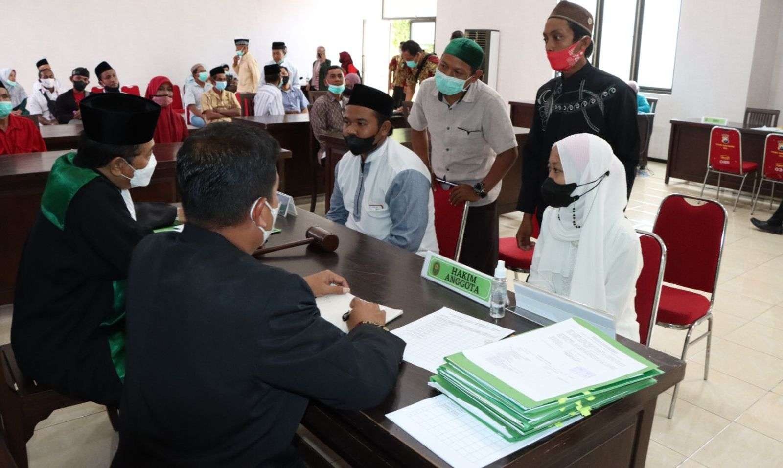 Sejumlah pasangan suami istri mengikuti isbat nikah di Polresta Banyuwangi (Foto: Istimewa)