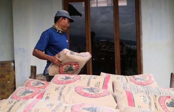 Semen bantuan SIG lansung dibagikan pada warga yang rumahnya terdampak banjir di Batu. (Foto:Istimewa)