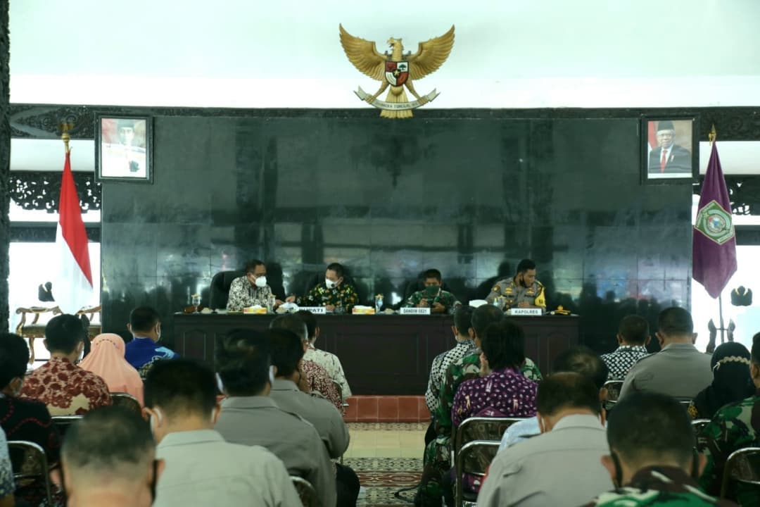 Rapat Forkopimda Lumajang bahas percepatan vaksinasi. (Foto: Kominfo Lumajang)