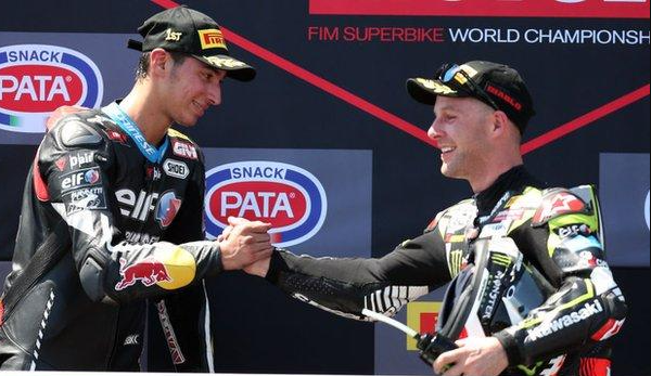 Pembalap World Superbike (WSBK) Toprak Razgatlioglu (PATA Yamaha) dan Jonathan Rea (Kawasaki Racing). (Foto: Istimewa)