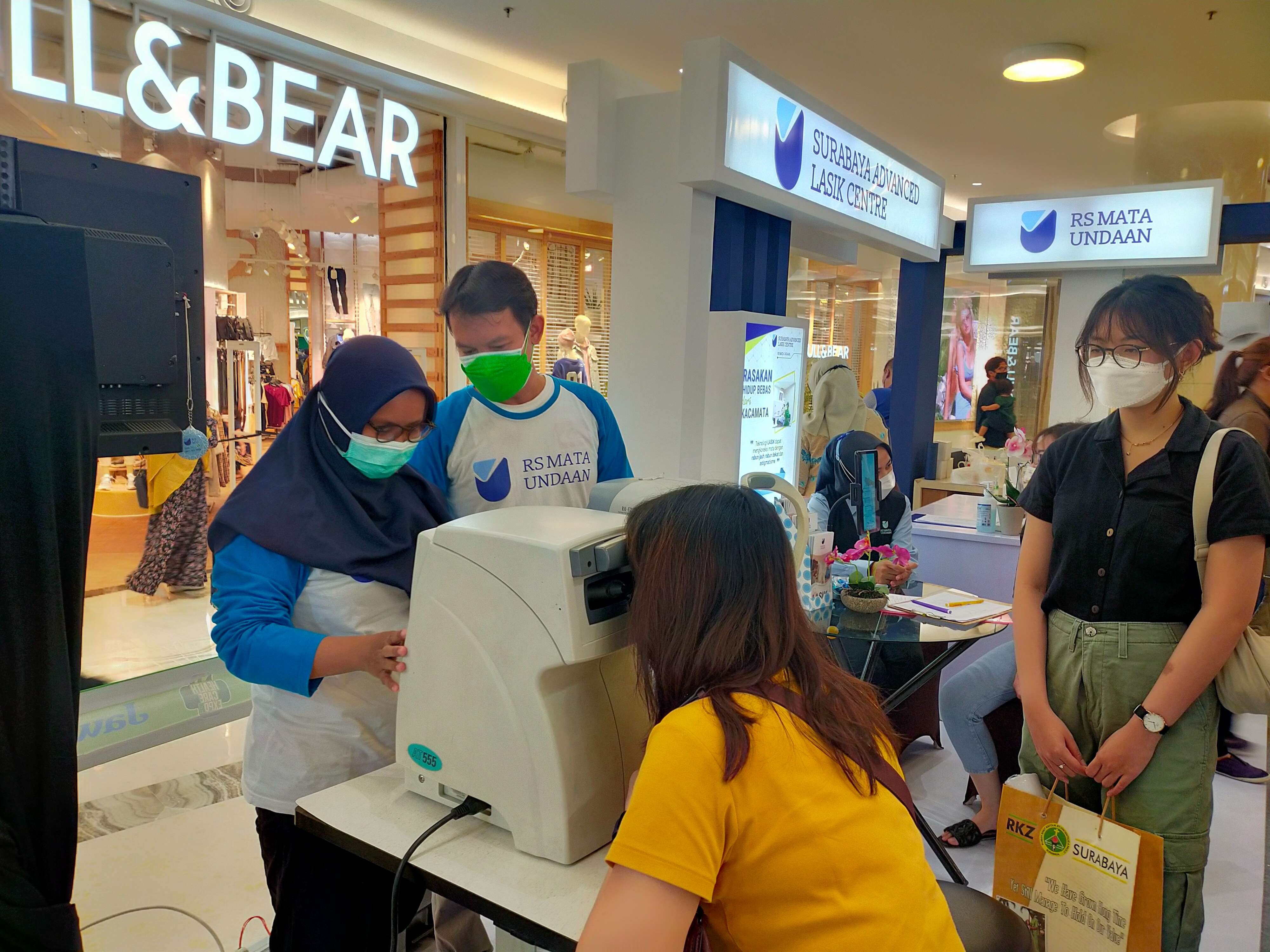 Booth RS Mata Undaan dalam gelaran Jawa Pos Health Care Expo yang dihelat pada 19-21 November 2021 di Pakuwon Mall Surabaya. (Foto: dok RS Mata Undaan)