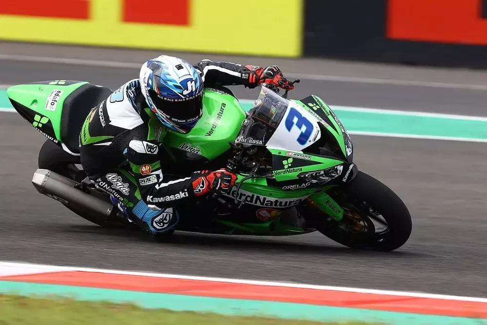 Raffaele De Rosa, pembalap Kawasaki ini memenangi WSSP Mandalika. (Foto: AP)