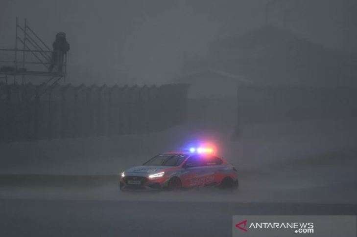 Safety Car melakukan inspeksi lintasan saat hujan mengguyur Pertamina Mandalika International Street Circuit, Lombok Tengah, Nusa Tenggara Barat (NTB), Sabtu (20/11/2021). Race 1 WorldSBK resmi ditunda karena cuaca buruk dan akan digelar pada Minggu 21 November 2021 pukul 11.00 WITA. (Foto: Antara/Sigid Kurniawan)