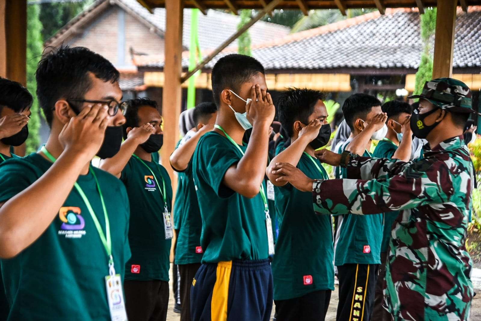 Para peserta camping serdadu milenial mendapatkan materi Pelatihan Baris Berbaris dari personil Kodim 0825 Banyuwangi (foto:Istimewa