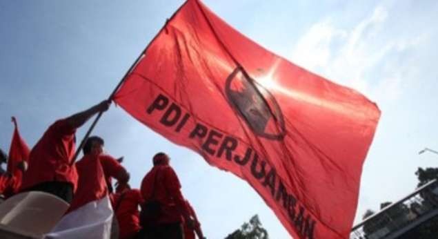 Kader PDI Perjuangan dengan bendera bergambar banteng moncong putih. (Foto: Istimewa)