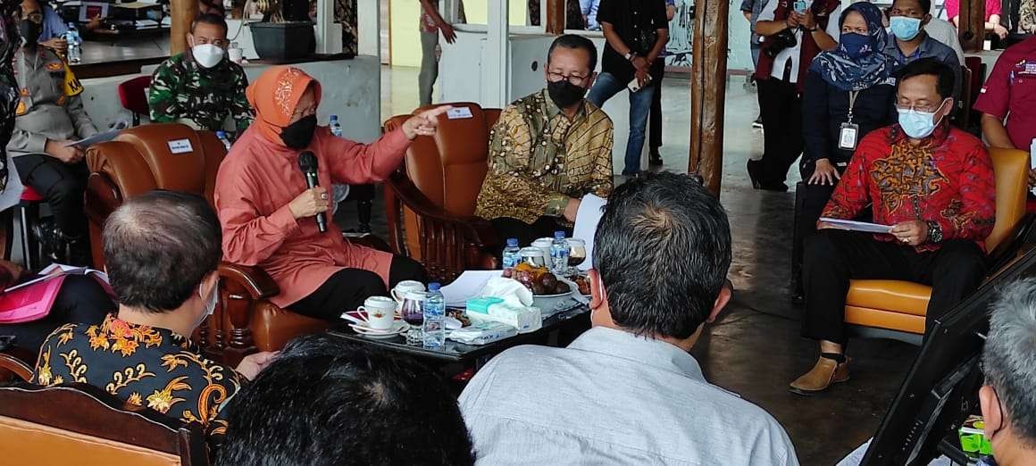 Menteri Sosial (Mensos) Tri Risma Harini kunjungan kerja di Nganjuk, Jawa Timur, Minggu 21 November 2021. (Foto: Fendhy Plesmana/Ngopibareng.id)