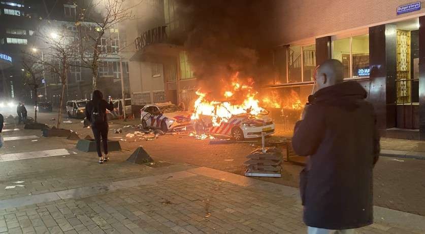 Aksi menolak pembatasan Covid-19 Corona 2G, di Rotterdam, Belanda. Jumat malam 19 November 2021. (Foto: NL Times)