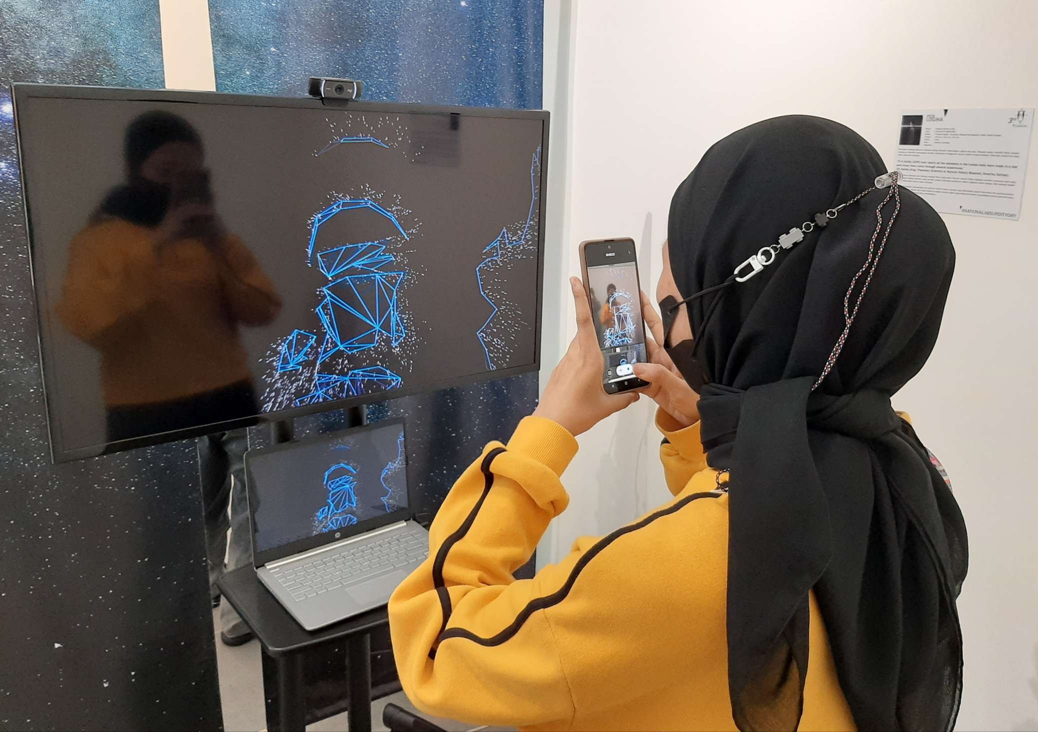 Karya seniman Kartika Oktorina a.k.a KAE berjudul "Galaxy of Creatures" yang mengajak penikmat seni berinteraksi langsung melalui media digital. (Foto: Pita Sari/Ngopibareng.id)