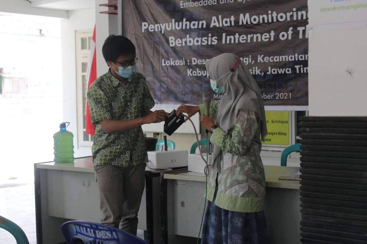 Penyerahan alat ukur parameter kualitas air, dari mahasiswa ITS kepada petambak di Gresik. (Foto: istimewa)