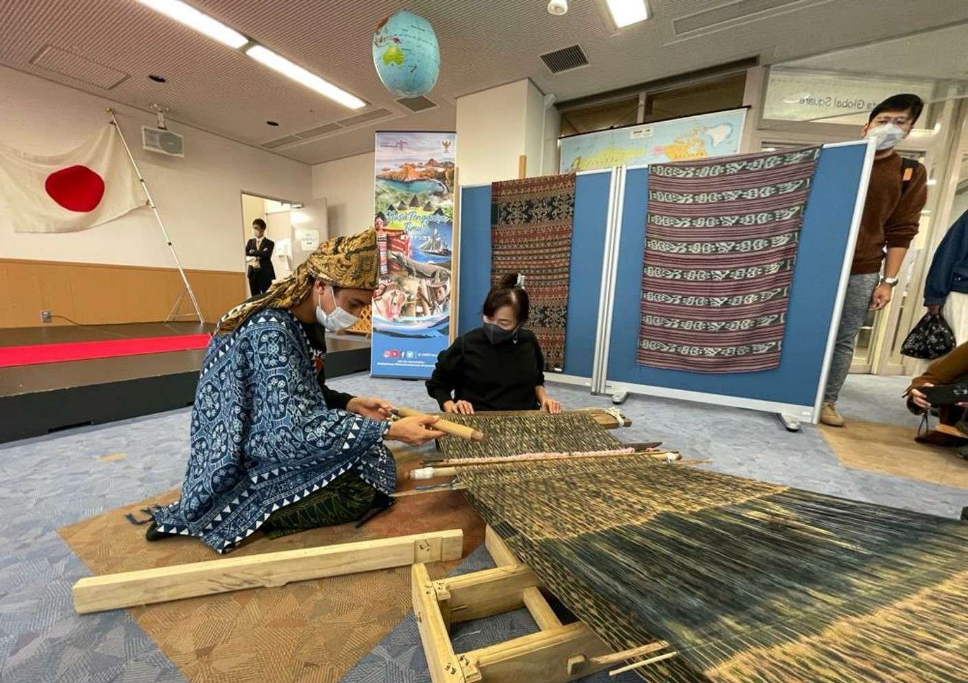 KBRI Tokyo gelar pameran tenun ikat asal NTT di Jepang. (Foto: Dok KBRI Tokyo)