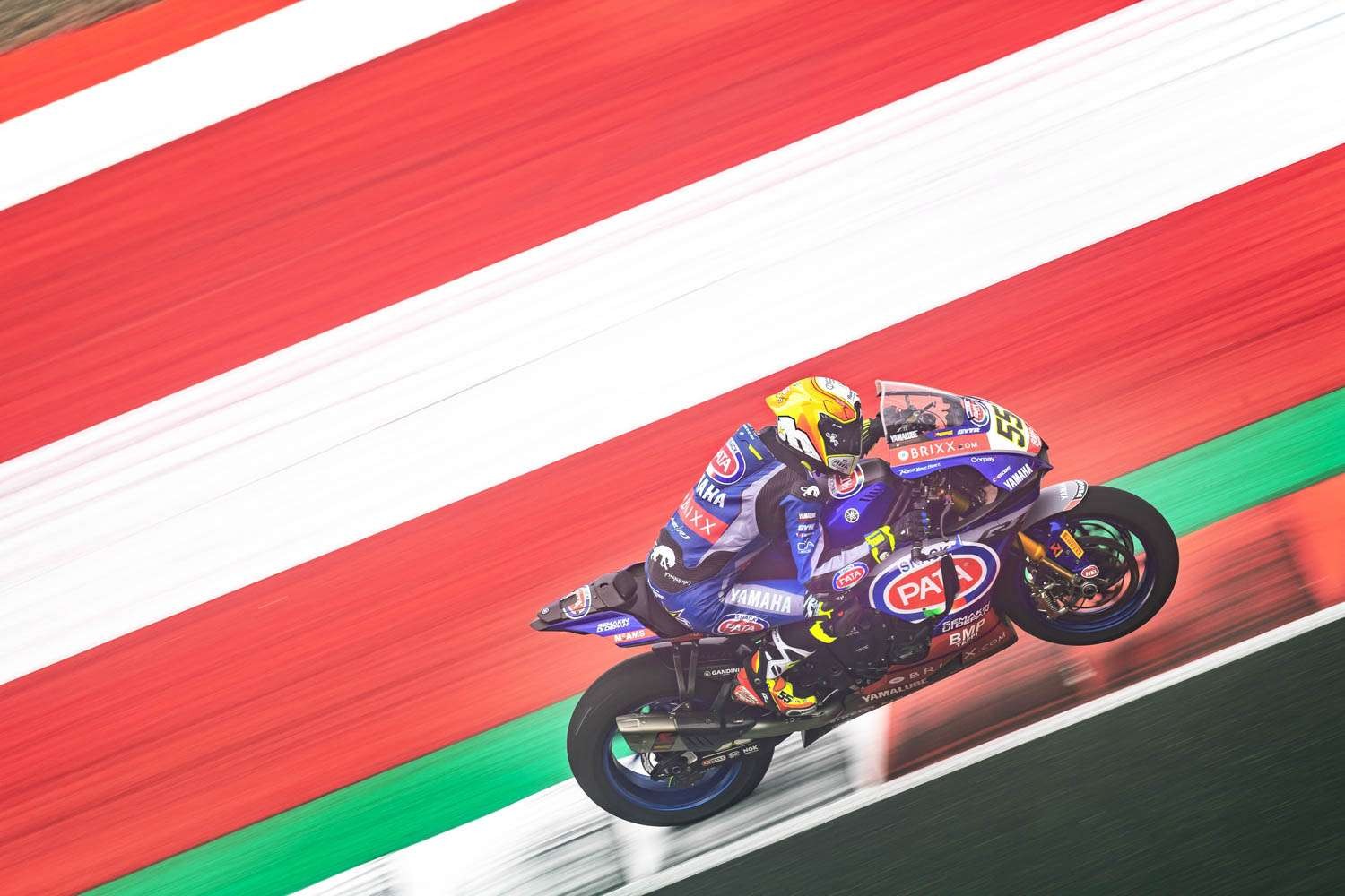 Pembalap Tim Pata Yamaha menjadi juara dunia WSBK 2021 setelah finish di posisi kedua. (Foto: AP)