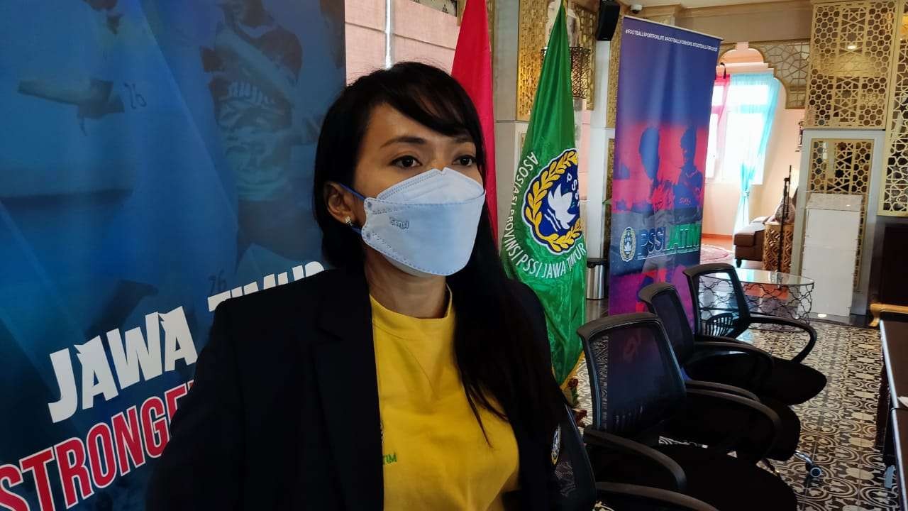 Sekretaris Asprov PSSI Jatim, Dyan Puspito Rini. (Foto: Fariz Yarbo/Ngopibareng.id)