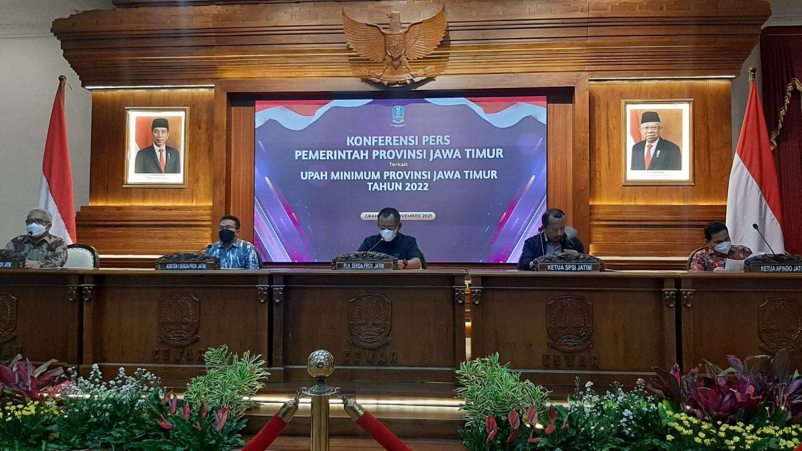 Plh Sekdaprov Jatim, Heru Tjahjono (tengah) saat menyampaikan putusan besaran UMP Jatim 2022 di Gedung Negara Grahadi, Surabaya, Minggu 21 November 2021. (Foto: Fariz Yarbo/Ngopibareng.id)