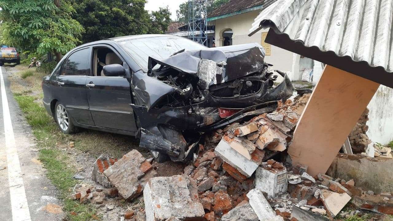 Mobil dinas milik salah satu Hakim Pengailan Negeri Trenggalek, bernomor L 1478 DP yang dikemudikan Aufad Ahda, 20 tahun, tahun mengalami kecelakaan. (Foto: dok Humas Polres Blitar)