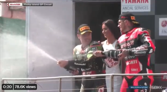 Toprak Razgatlioglu kabur dari sesi sampanye ketika Jonathan Rea dan Scott Redding menyemprotkan ke arah kru di bawahnya. (Foto: Twitter WSBK)