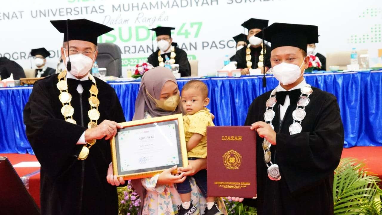 Balita bernama Desta ini mewakili ayahnya yang meninggal dunia setelah menyelesaikan sidang skripsinya. (Foto: Istimewa)