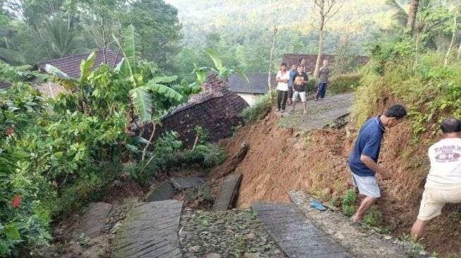 Longsor terjadi di desa Sumberbening, Kecamatan Ndoko, Trenggalek. (Foto: Ant)