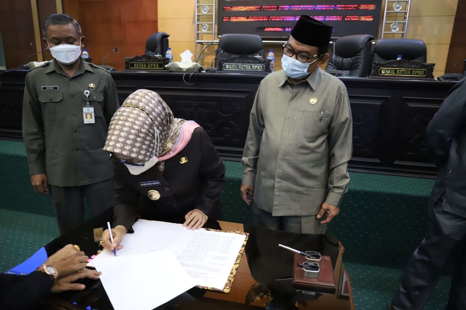 Penandatanganan nota persetujuan bersama antara bupati dengan pimpinan DPRD tentang penetapan Raperda APBD 2022. (Foto: Istimewa)