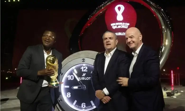 Mantan pesepak bola Prancis Marcel Desailly, CEO Hublot Ricardo Guadalupe dan Presiden FIFA Gianni Infantino berpose bersama jam Piala Dunia dalam acara satu tahun sebelum kickoff Piala Dunia Qatar 2022, di Corniche Fishing Spot, Doha, Qatar, pada Minggu, 21 November 2021. (Foto: Reuters)