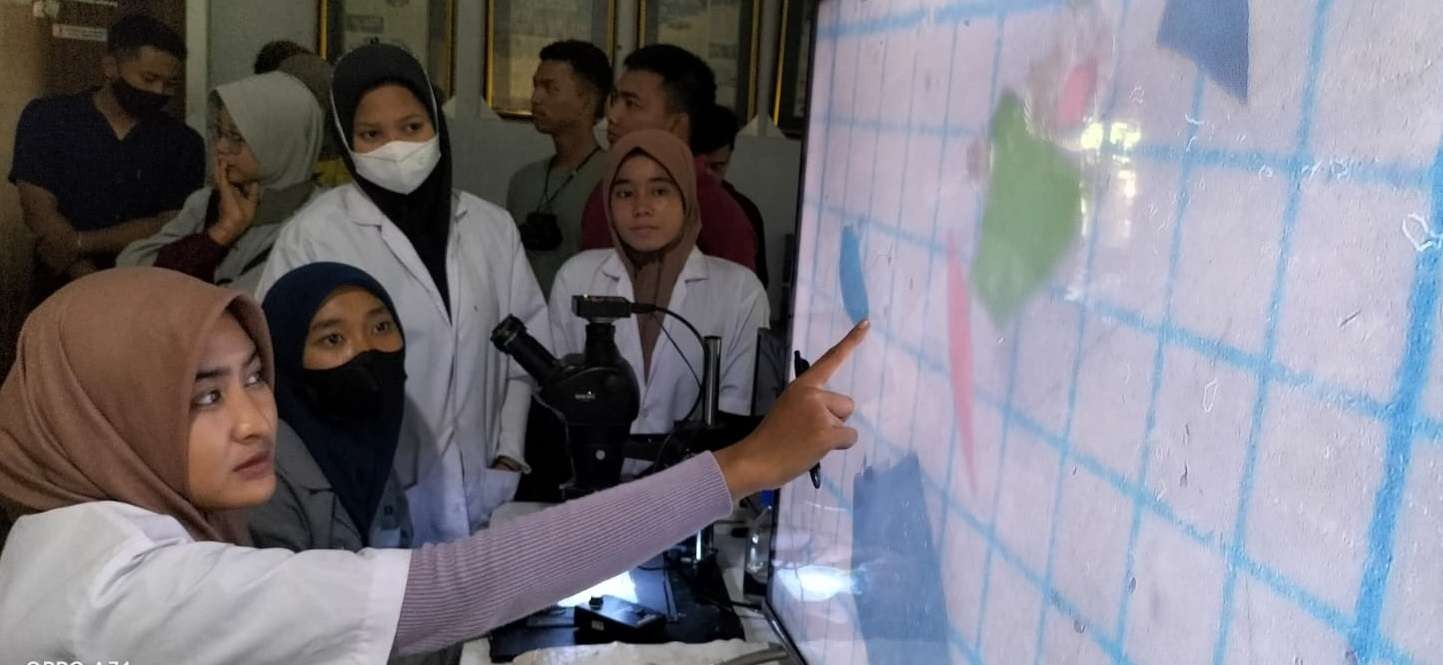 Peneliti ECOTON menunjukkan temuan mikroplastik yang terkandung di sungai-sungai utama di Jawa. (Foto: Ecoton)