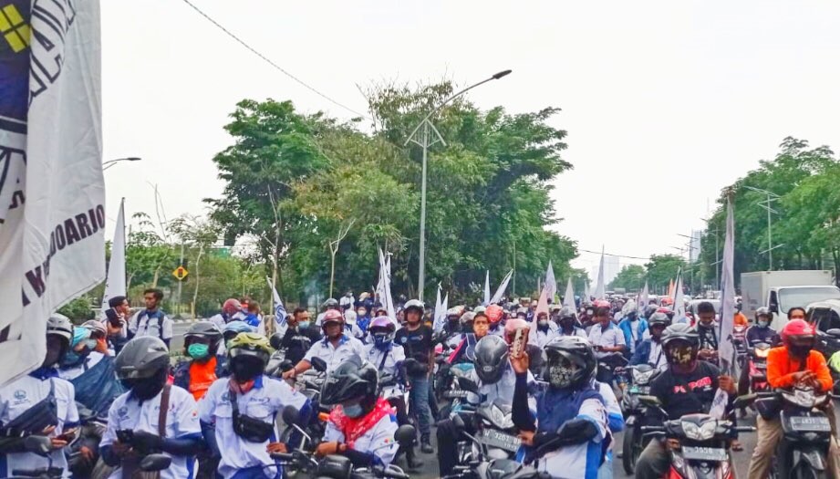 Buruh FSPMI Jatim saat menggelar aksi tolak UMP murah (Foto: dok. FSPMI Jatim)