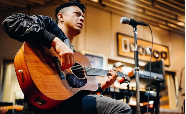 Konser digelar dalam bentuk drive in dengan Ariel Noah berkeliling lapangan menggunakan sepatu roda. (Foto: instagram)