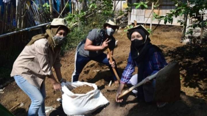 Mahasiswa UB saat mengolah limbah ternak menjadi pupuk kompos (Foto: istimewa)