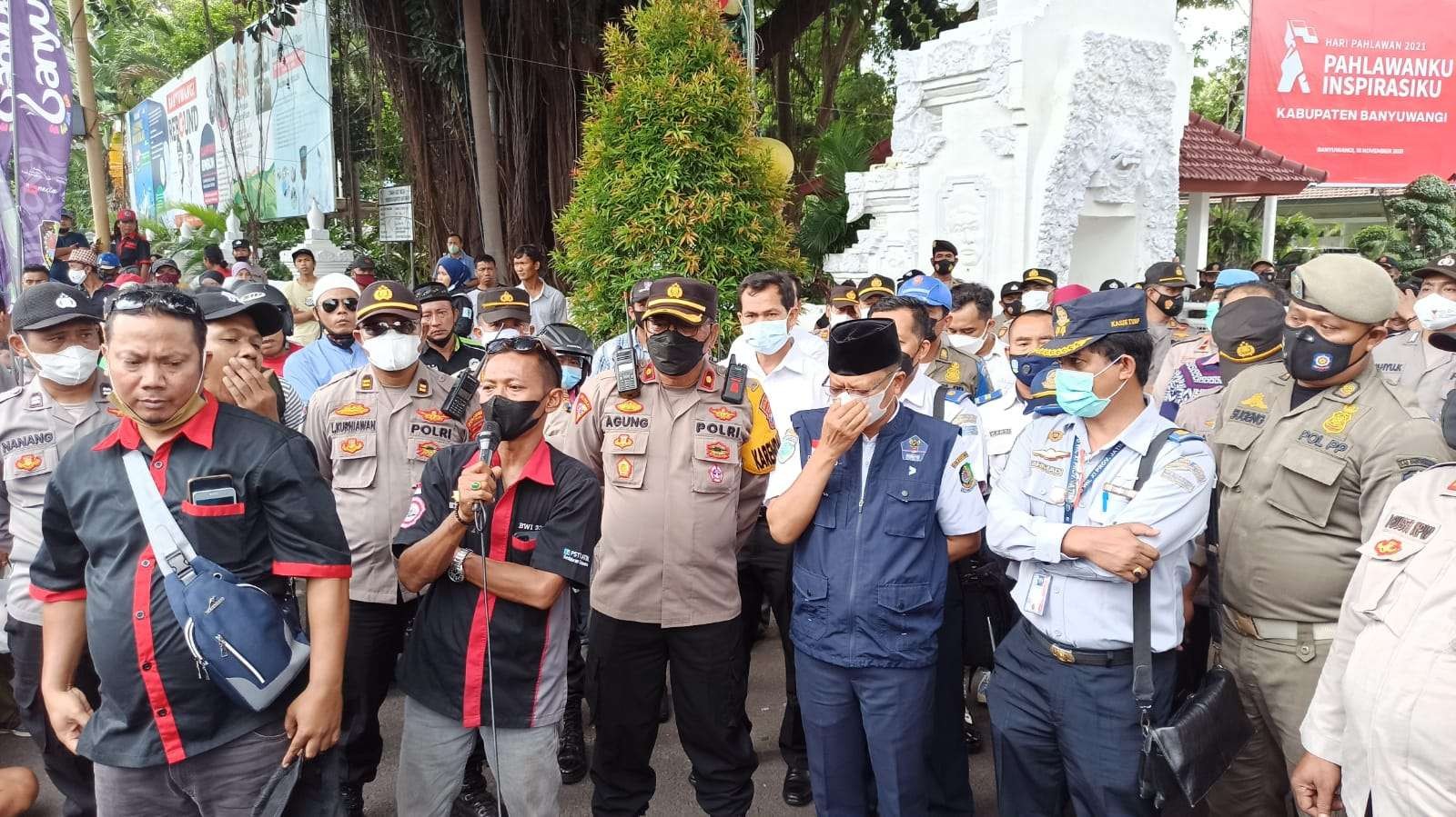 Perwakilan dari Dinas Perhubungan Banyuwangi, BPTD Jawa Timur bertemu dengan penanggungjawab aksi unjuk rasa sopir logistik (foto: Muh Hujaini/Ngopibareng.id)