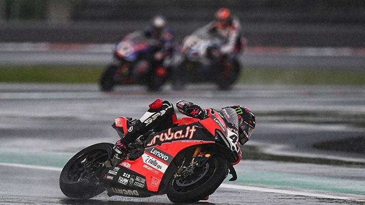 Pembalap Aruba.it Racing Ducati Scott Redding memacu motornya saat race 2 WorldSBK seri Indonesia 2021 di Pertamina Mandalika International Street Circuit, Lombok Tengah, Nusa Tenggara Barat (NTB), Minggu 21 November 2021. (Foto: Antara/Sigid Kurniawan)