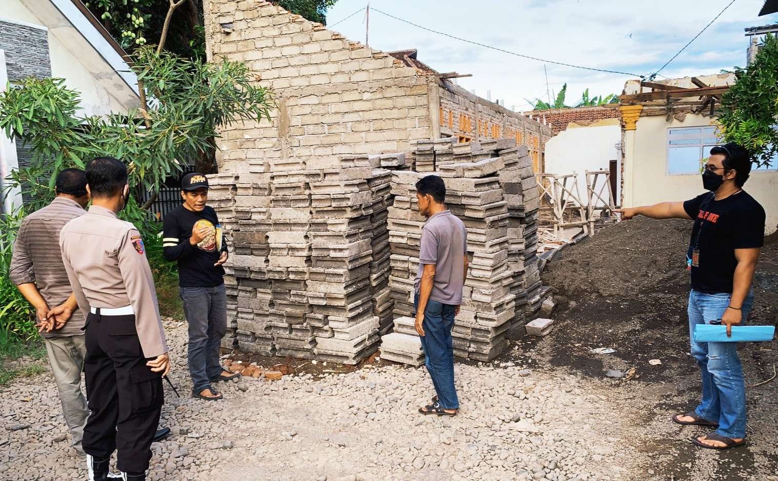 Tim Propam Polres Bondowoso turun melihat bangunan rumah kos-kosan di Besuki Situbondo yang diduga milik anggota Polres Bondowoso yang diprotes warga. (foto:humas Polres Bondowoso)