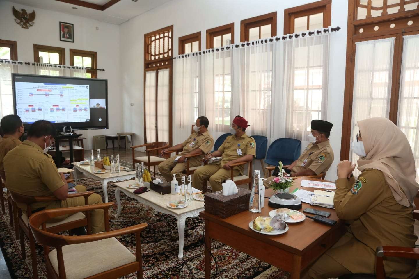 Bupati Banyuwangi Ipuk Fiestiandani mengikuti Rakor Evaluasi Penyerapan Anggaran Tahun 2021 bersama Menteri Dalam Negeri dan Menteri Keuangan secara virtual. (Foto: Istimewa)