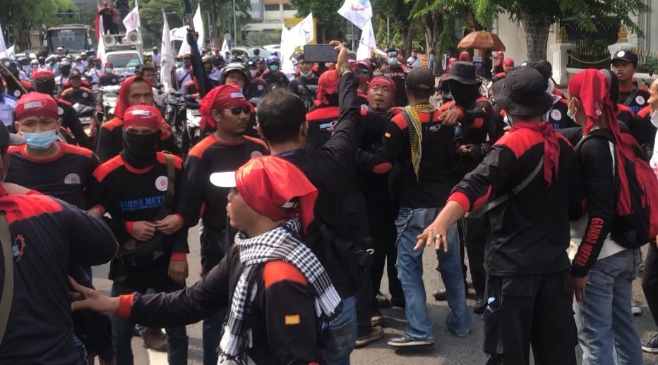 Ratusan buruh sempat ricuh saat datangi Grahadi (Foto: Andhi Dwi/Ngopibareng.id)