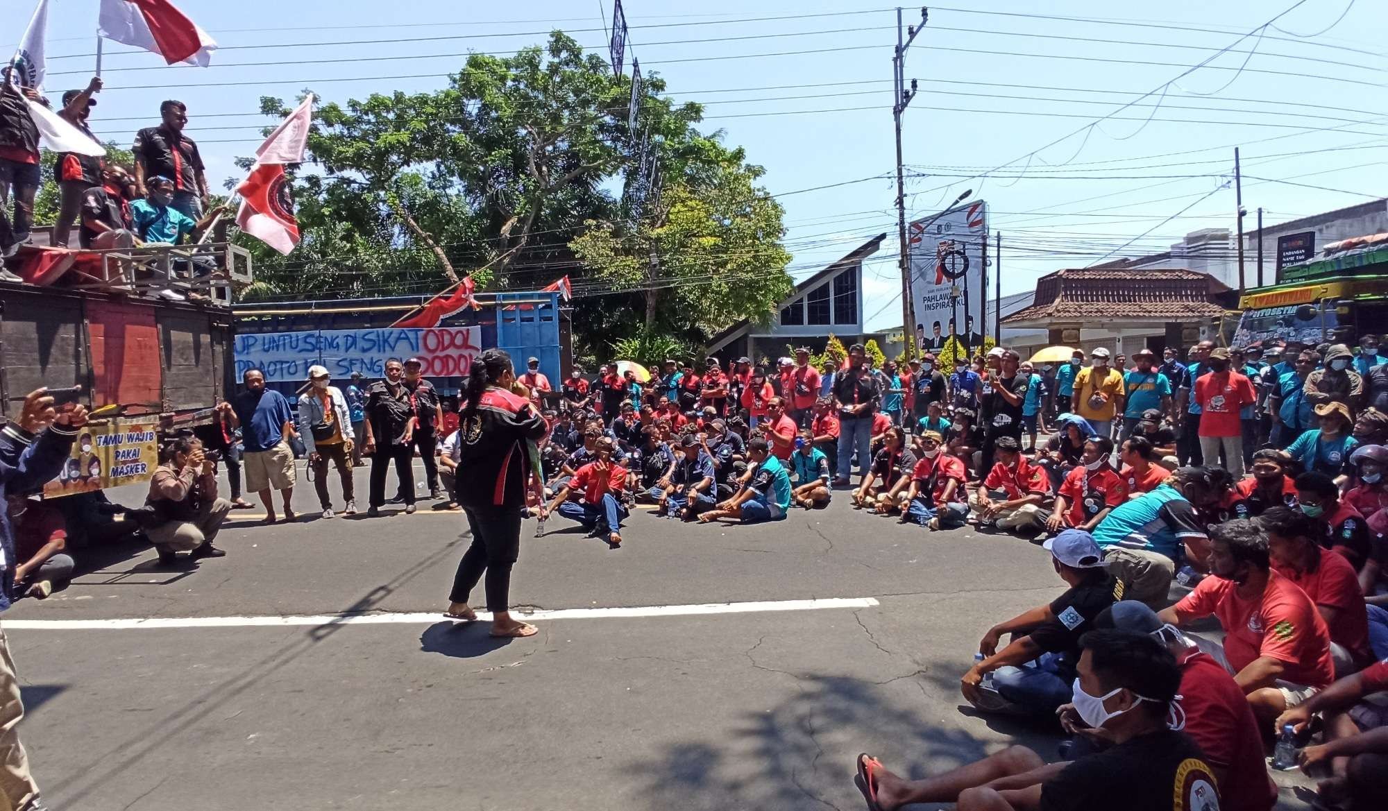 Salah seorang sopir dari kaum hawa, Princes melakukan orasi di depan Pemkab Banyuwangi (foto:Muh Hujaini/ngopibareng.id)