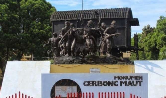 Monumen Gerbong Maut di Alun-alun Bondowoso menjadi saksi perjuangan para pahlawan yang meninggal dan tersiksa dalam gerbong kereta api oleh penjajah Belanda, pada 23 November 1947. (Foto: Guudo/Ngopibareng.id)