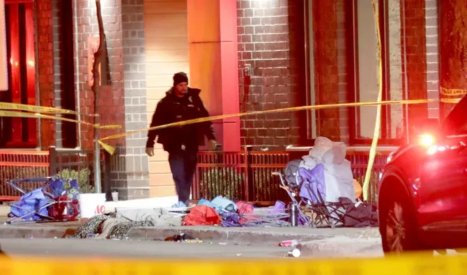 Polisi selidiki lokasi kecelakaan yang melibatkan banyak orang dan cedera pada parade liburan di Waukesha, Wisconsin, pada hari Ahad, 21 November 2021. (Foto: AP)