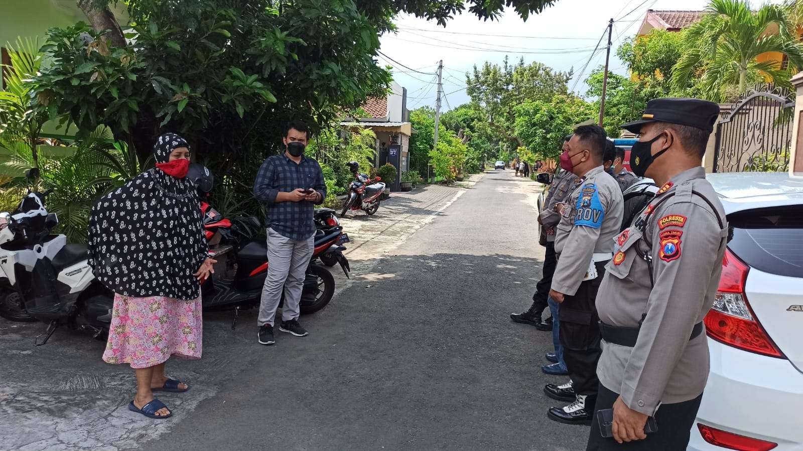 Petugas Polsek Banyuwangi melakukan olah TKP di rumah korban pencurian, dengan modus mengaku petugas Dinas Lingkungan Hidup. (Foto: Muh Hujaini/Ngopibareng.id)