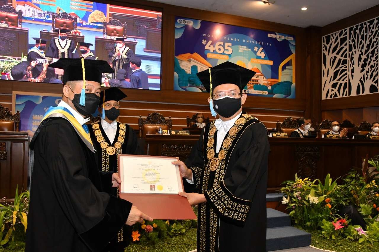 Ignasius Jonan Terima Gelar Doktor Honoris Causa dari UNAIR. (Foto: istimewa)