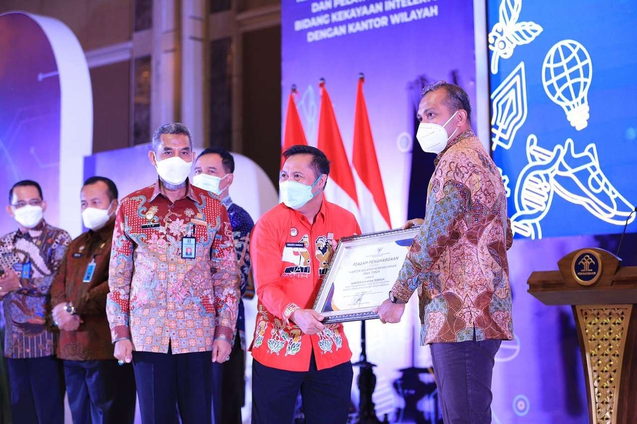 Wamenkumham Prof. Edward Omar Sjarief Hiariej kepada Kadiv Yankumham Subianta Mandalan yang mewakili Kakanwil Krismono. (Foto: Kemenkumham Jatim)