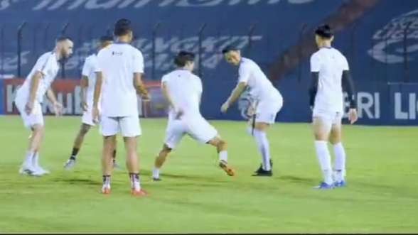 Pemain Arema FC saat menjalani official training di Stadion Sultan Agung Bantul. (Foto: Instagram @aremafcofficial)