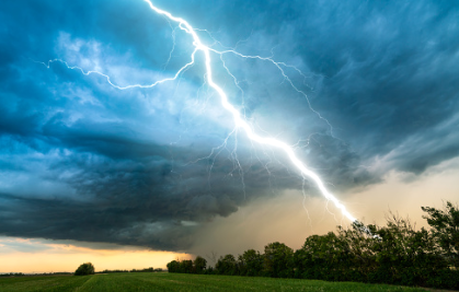 PLN Unit Induk Transmisi Jawa Bagian Timur dan Bali (UIT JBM) memperbarui kawat baja atau ground steel wire untuk mencegah gangguan petir. (Foto: unsplash)