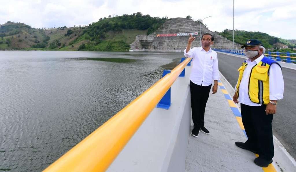 Presiden Jokowi bersama Menteri PUPR Basuki Hadimulyono dengan latar belakang Bendungan Karraloe yang baru diresmikan. (Foto: Setpres)