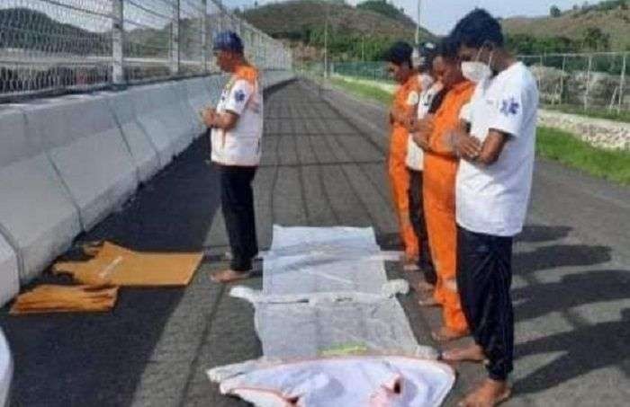 Marshal Sirkuit Mandalika salat berjemaah di tepi lintasan. (Foto: Istimewa)