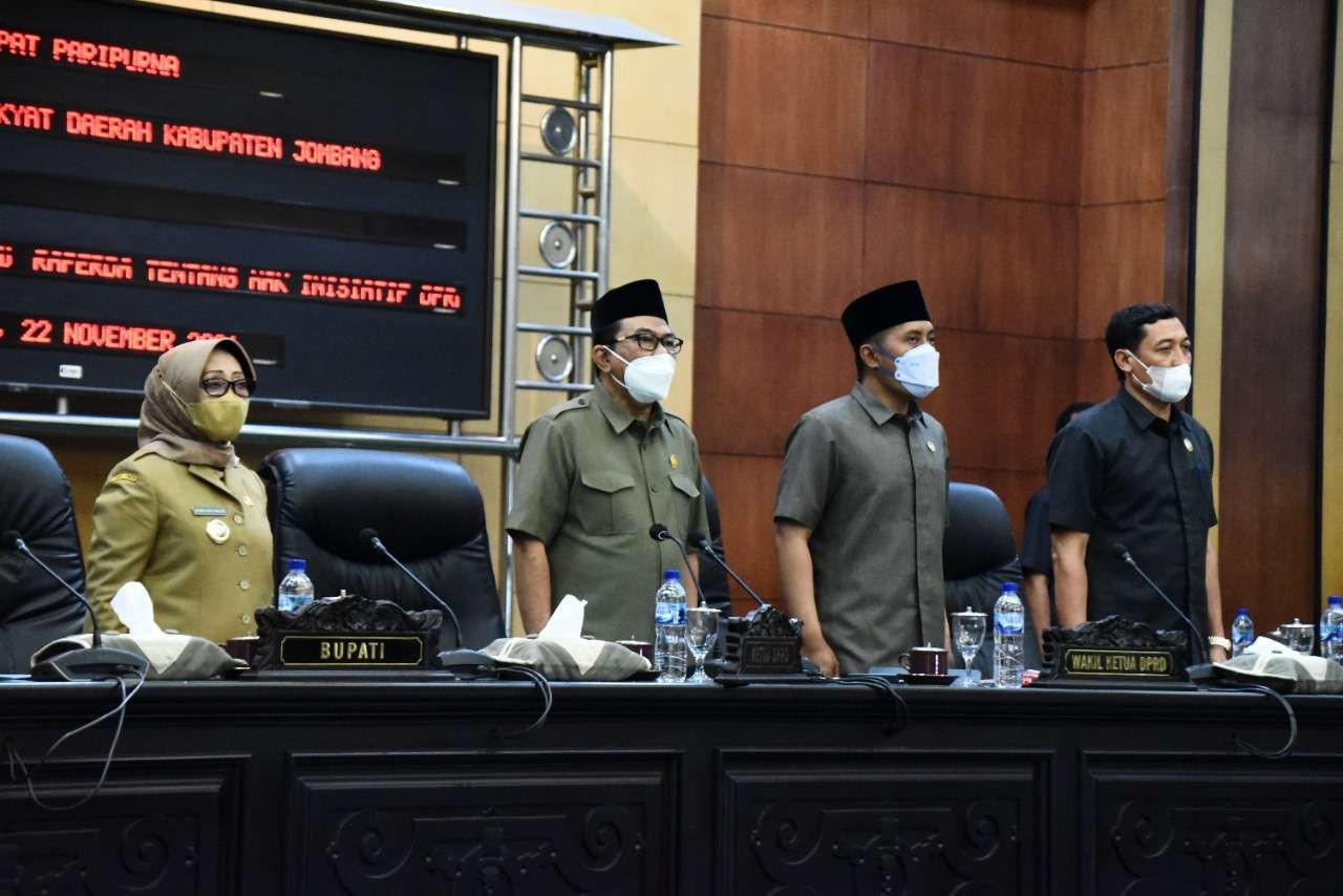 Rapat paripurna dengan agenda penyampaian pandangan bupati terhadap nota penjelasan tentang tiga rancangan peraturan daerah (raperda) inisiatif DPRD Jombang 2021, Senin 22 November 2021. (Foto: Istimewa)