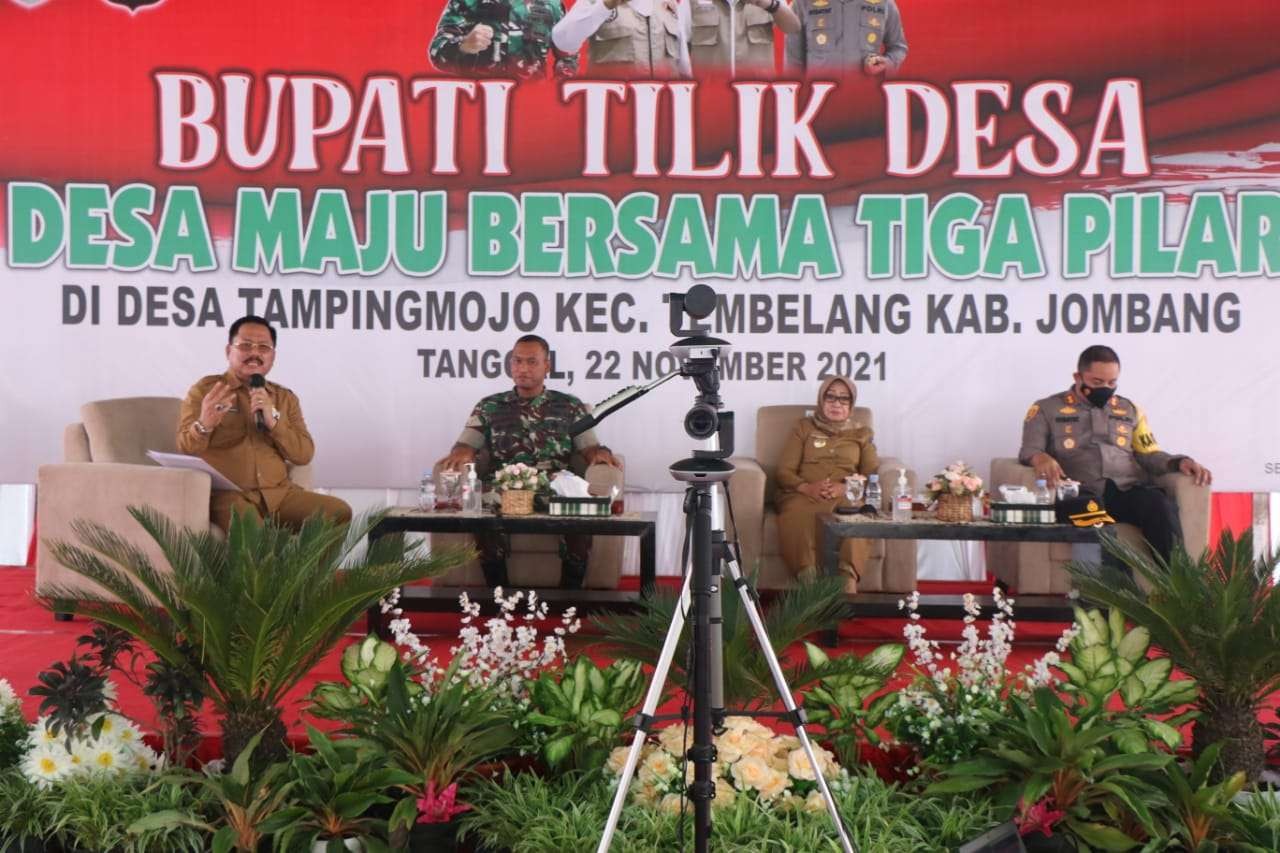 Bupati Hj Mundjidah Wahab bersama Dandim 0814 Letkol Inf Triyono dan Kapolres AKBP Mohammad Nurhidayat, berdialog dengan Tiga Pilar Kecamatan dan Desa melalui program ‘Tilik Desa; Desa Maju Bersama Tiga Pilar’. (Foto: Istimewa)