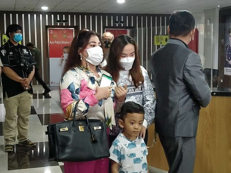 Anggiat Pasaribu (kiri) saat di Polresta Bandara Soekarno-Hatta. (Foto: Ant)